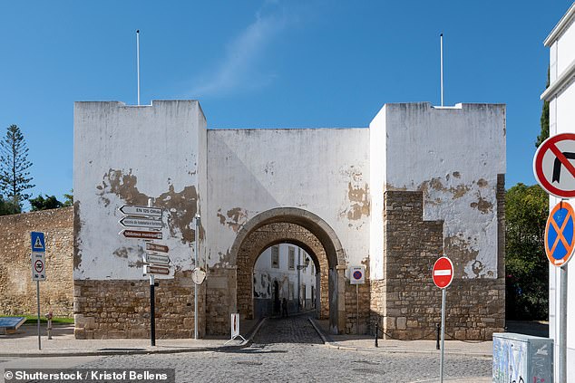 Later, Layla spent some time exploring historic landmarks across the town, like the Arco do Repouso, one of the oldest monuments in Faro