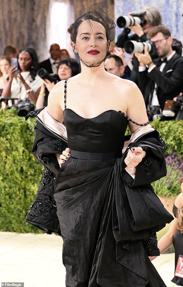 She sported glam make-up with a striking red lip