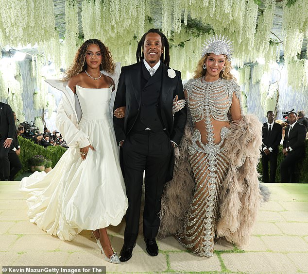 The family smiled as they made their grand entrance into the bash