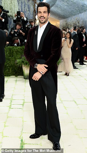 Kelly dressed for the occasion in a pair of black trousers as well as a dark red, tailored velvet jacket and a white shirt underneath
