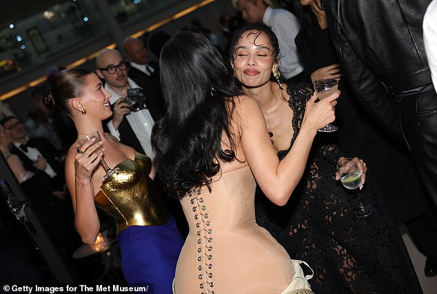 After grabbing a drink, she and Zoe Kravitz exchanged air kisses