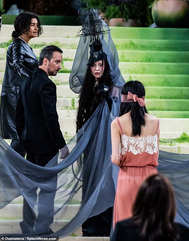 The diva turned around to give the young woman in a pink negligee death looks. She also told the lady to move as seen during the live Vogue coverage