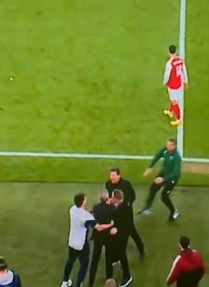 Simeone approached the Italian after he has appeared to call for full-time