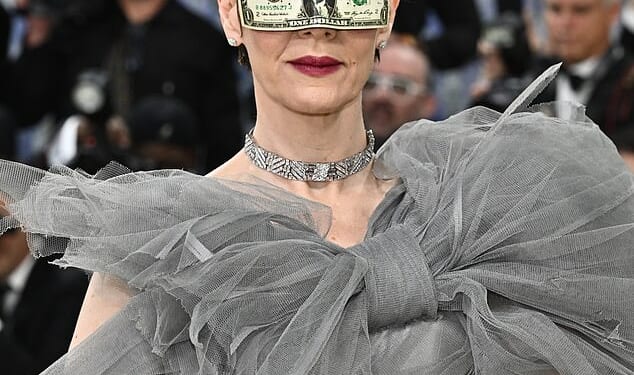 Sarah Paulson divided social media when she arrived to the 2026 Met Gala wearing a one-dollar bill as a mask