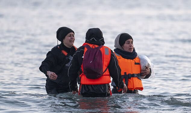 Belgian police chief Christiaan De Ridder has called for small boats leaving his country to be stopped by ¿a naval barrier¿ to prevent them ever reaching the UK