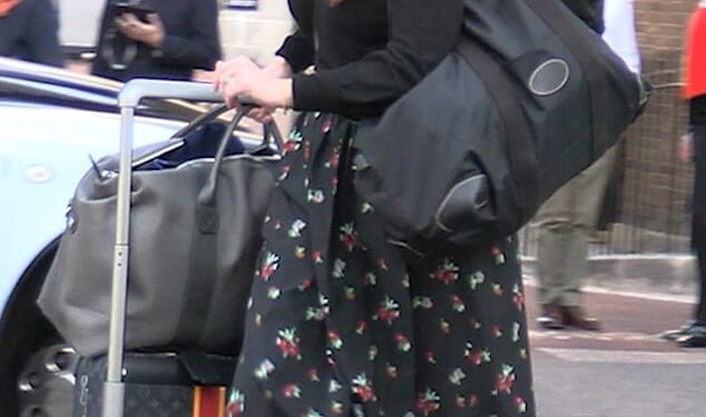 Princess Beatrice was spotted loading her luggage into a London taxi in a clip filmed on Thursday