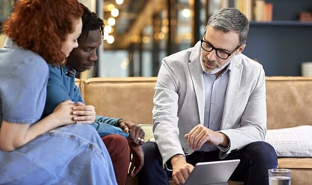 Advisers help people reach their financial goals by recommending products and looking at clients¿ personal financial circumstances