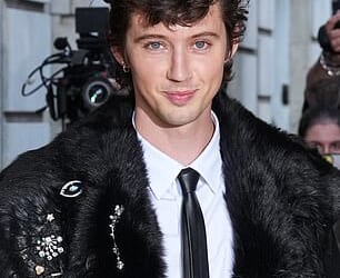 Troye Sivan, 30, risked Anna Wintour's, 76, ire on Monday when he arrived at the 2026 Met Gala in New York